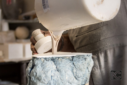 Fase di stampaggio: colatura resina